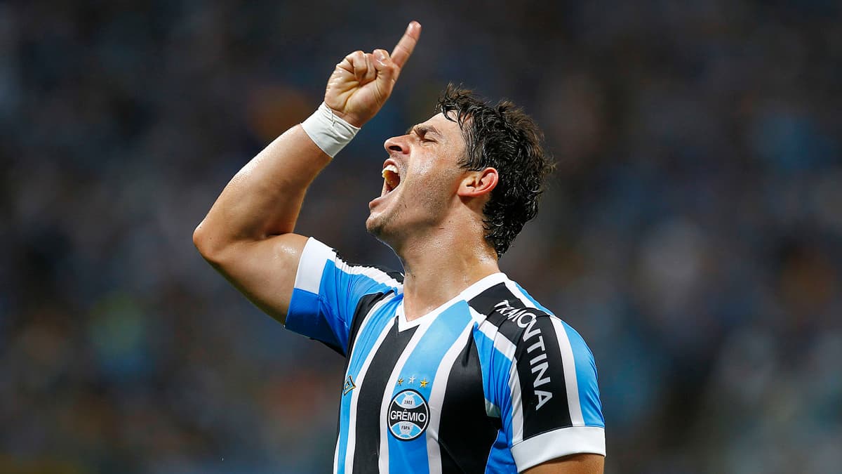 Grêmio monitora situação de Giuliano, mas esbarra em entrave para possível volta
