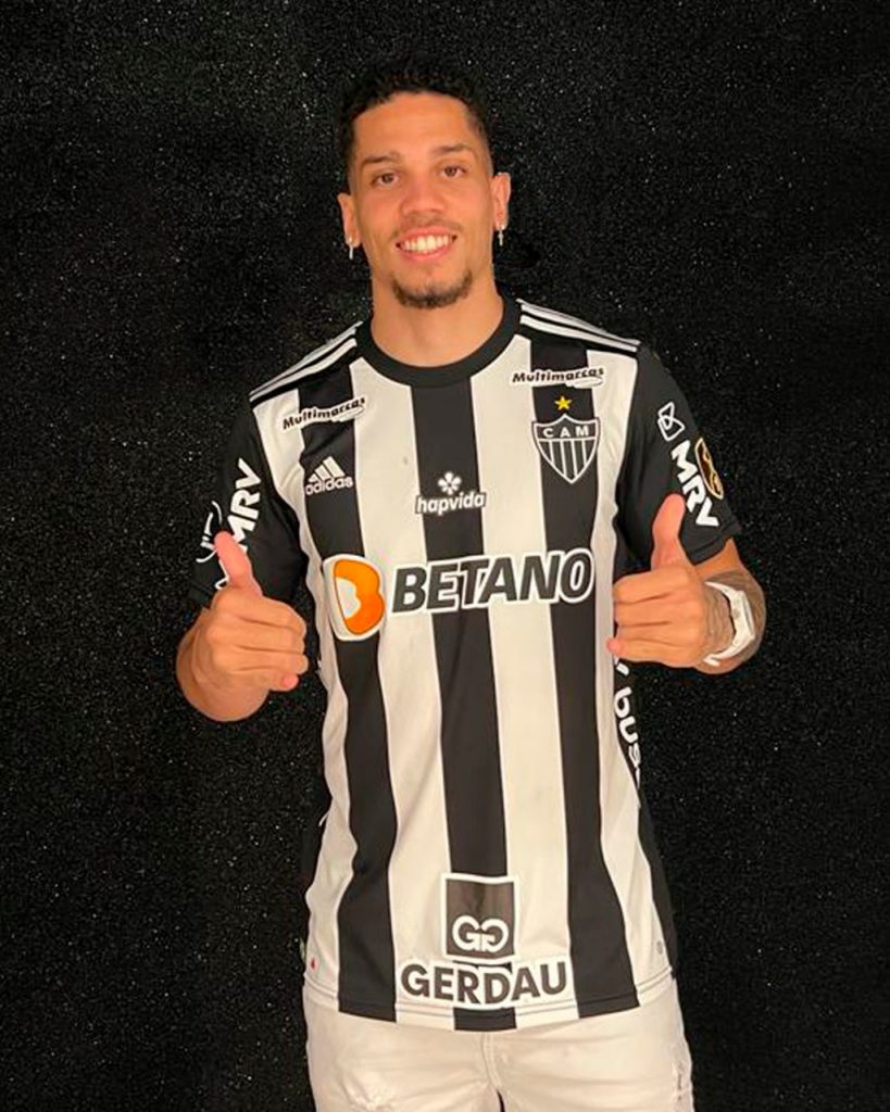 Paulinho com a camisa do Atlético-MG